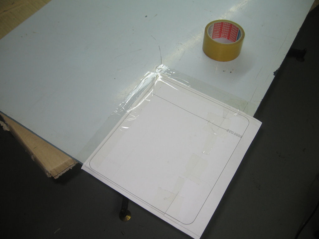 Fissaggio stampa del progetto in autocad sulla lastra in plexiglass