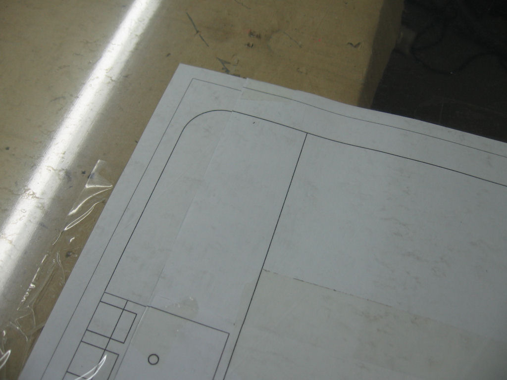 Dettaglio della stampa del progetto in AutoCAD sotto la lastra pronta per essere tagliata