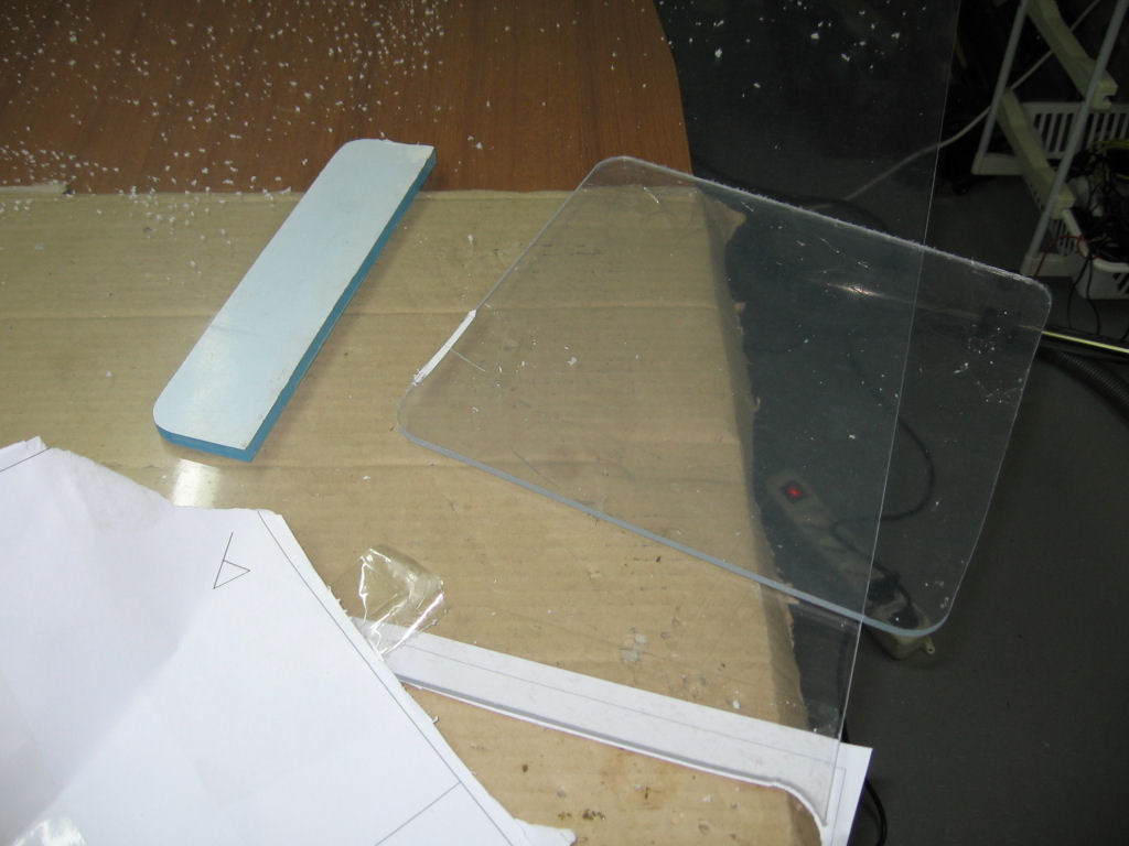 Le due parti in plexiglass del tappetino appena tagliate