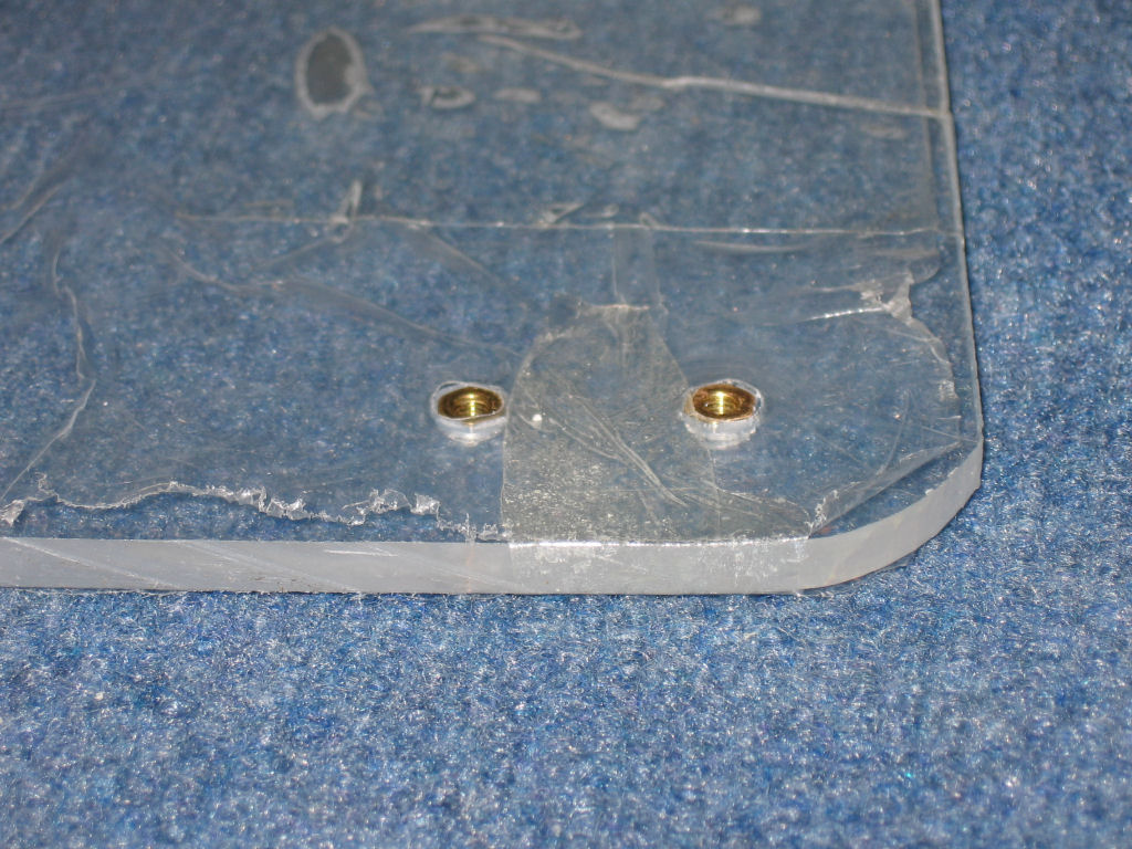 Posizionamento bulloni per fissaggio delle due parti in plexiglass