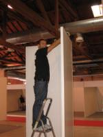 Emanuele durante il montaggio degli stand