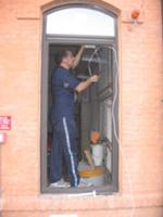 Emiliano durante il montaggio di un access point in sala termica