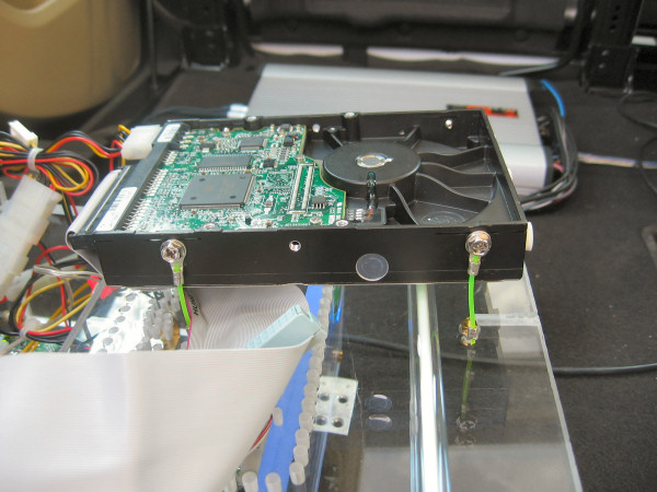 L harddisk collegato alla faccia in plexiglass superiore