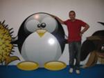 Emiliano in posa con il pinguino