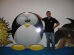 Emanuele in posa con il pinguino