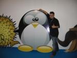 Lan in posa con il pinguino