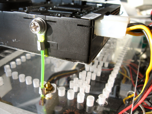 Dettaglia del sistema di ancoraggio dell harddisk
